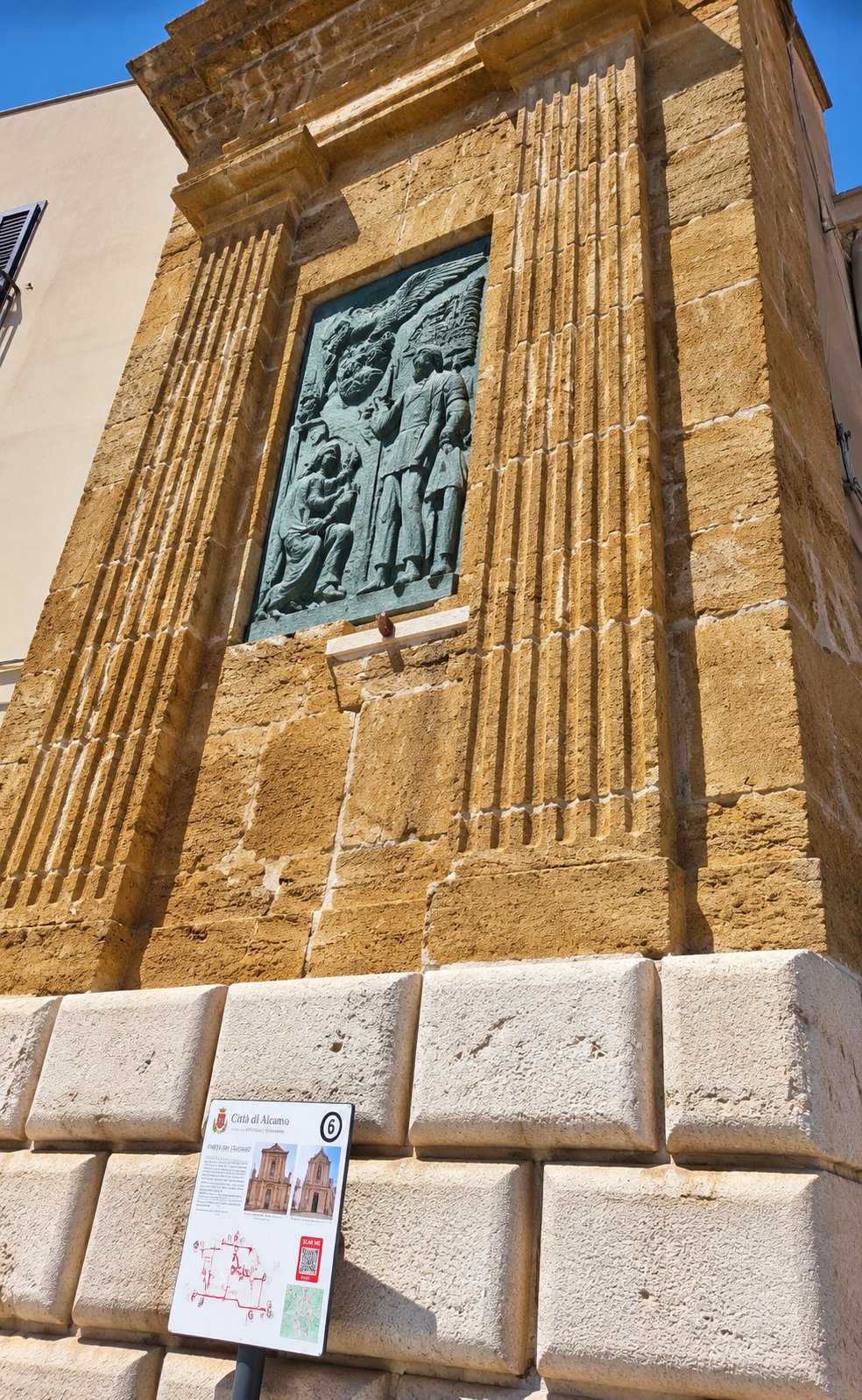 Bassorilievo barocco su un antico portale in pietra del centro storico