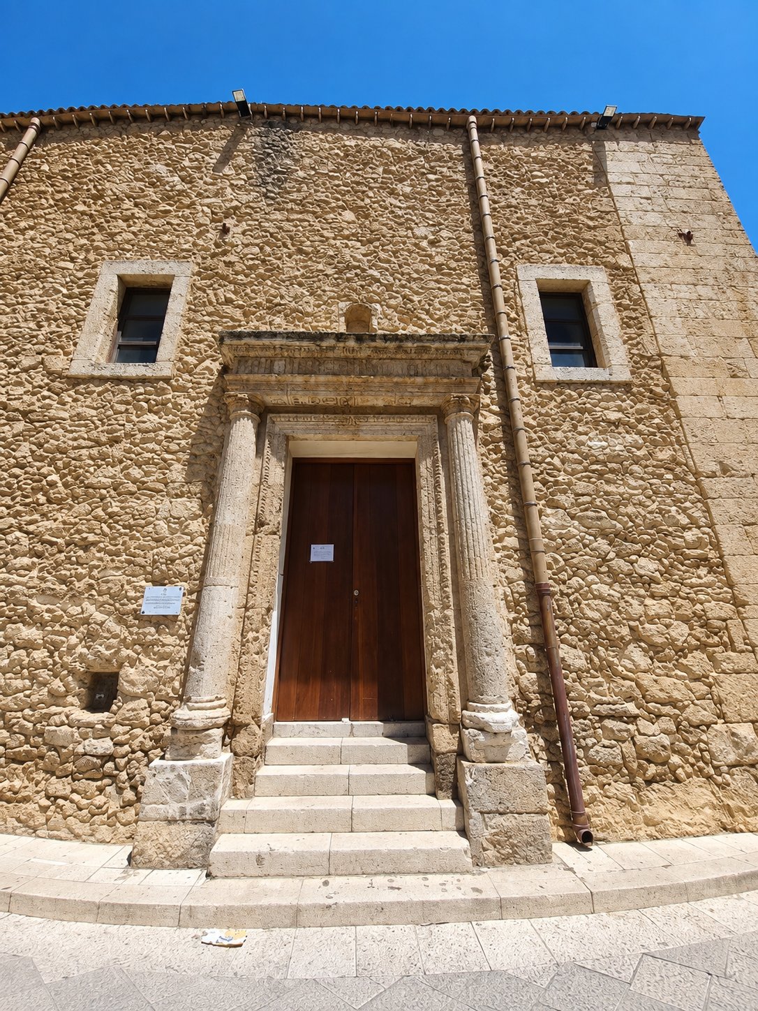 Portale in pietra di una chiesa storica di Alcamo