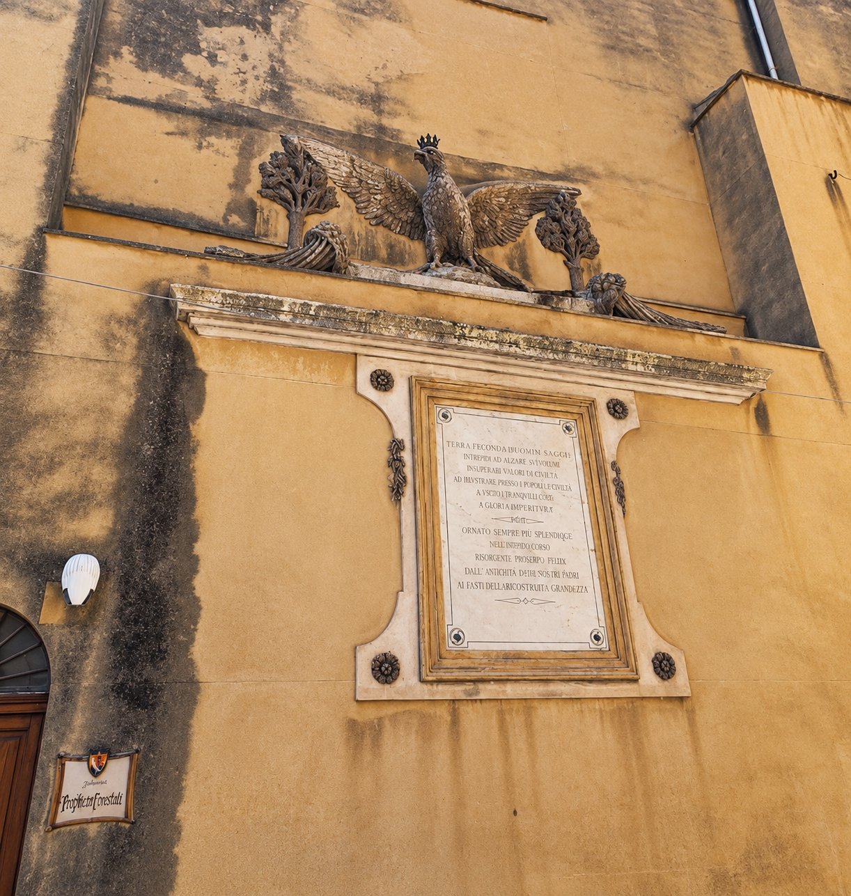 Lapide storica con aquila scolpita sopra un portale del centro di Alcamo