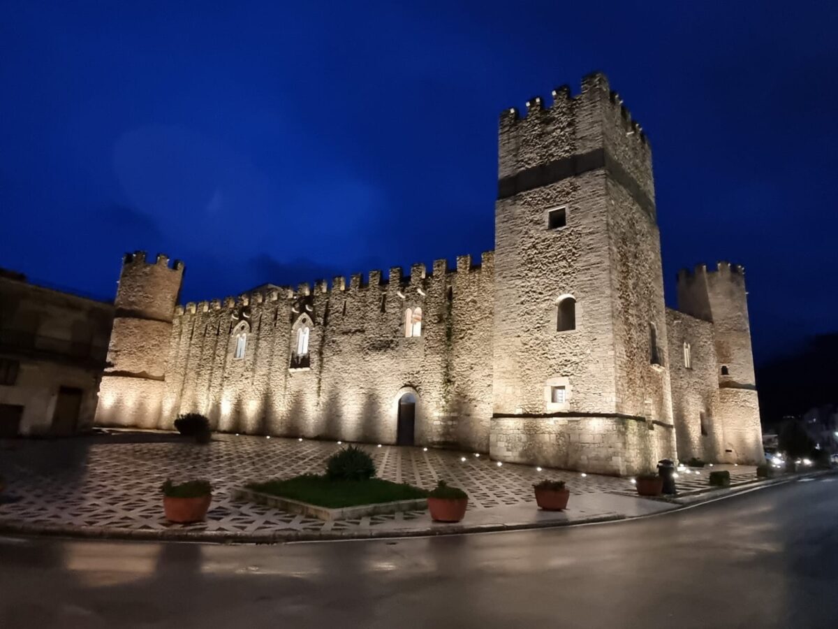 Il Castello dei Conti di Modica illuminato di notte, nel centro di Alcamo