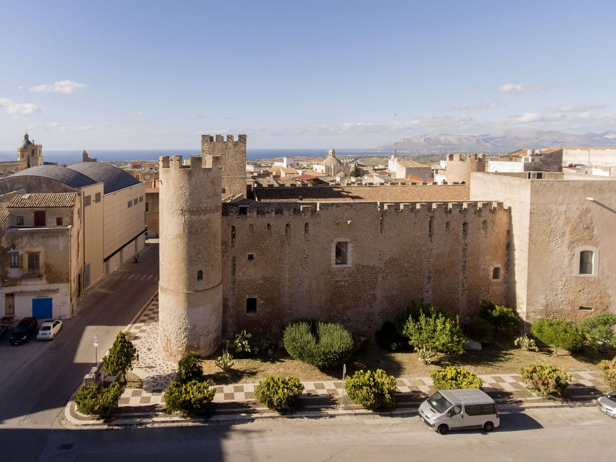 Vista panoramica del Castello dei Conti di Modica e dei tetti di Alcamo, con il mare e le montagne sullo sfondo