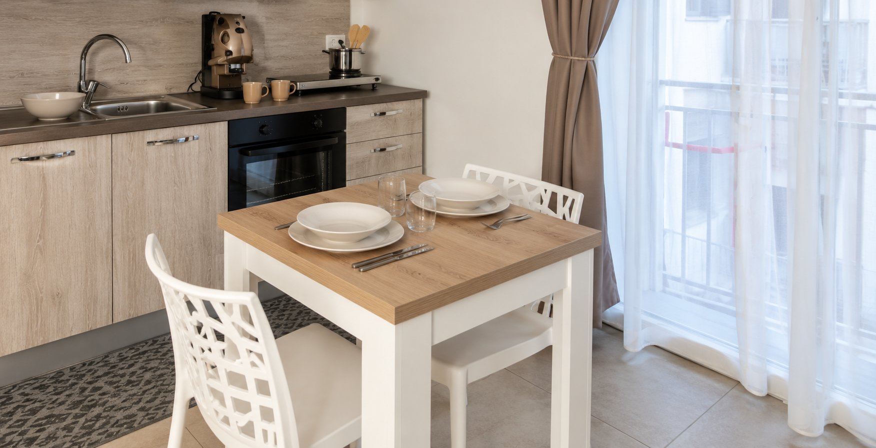Cucina con vista sulla porta finestra che conduce al balcone