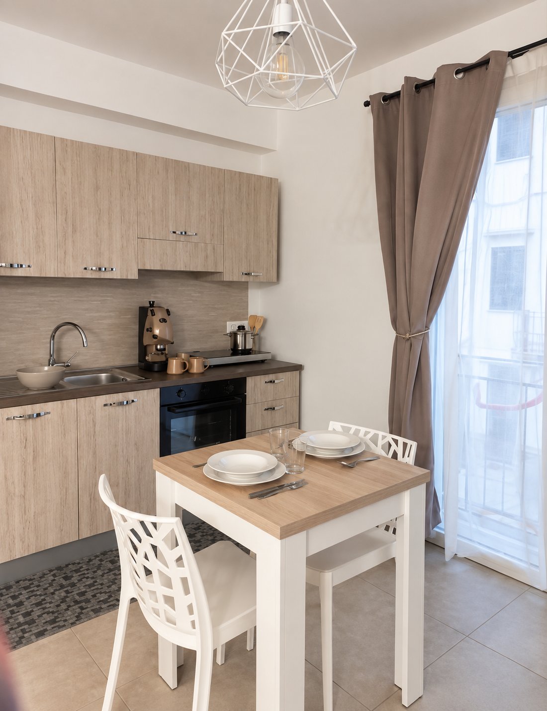 Cucina in legno chiaro con tavolo apparecchiato per due persone